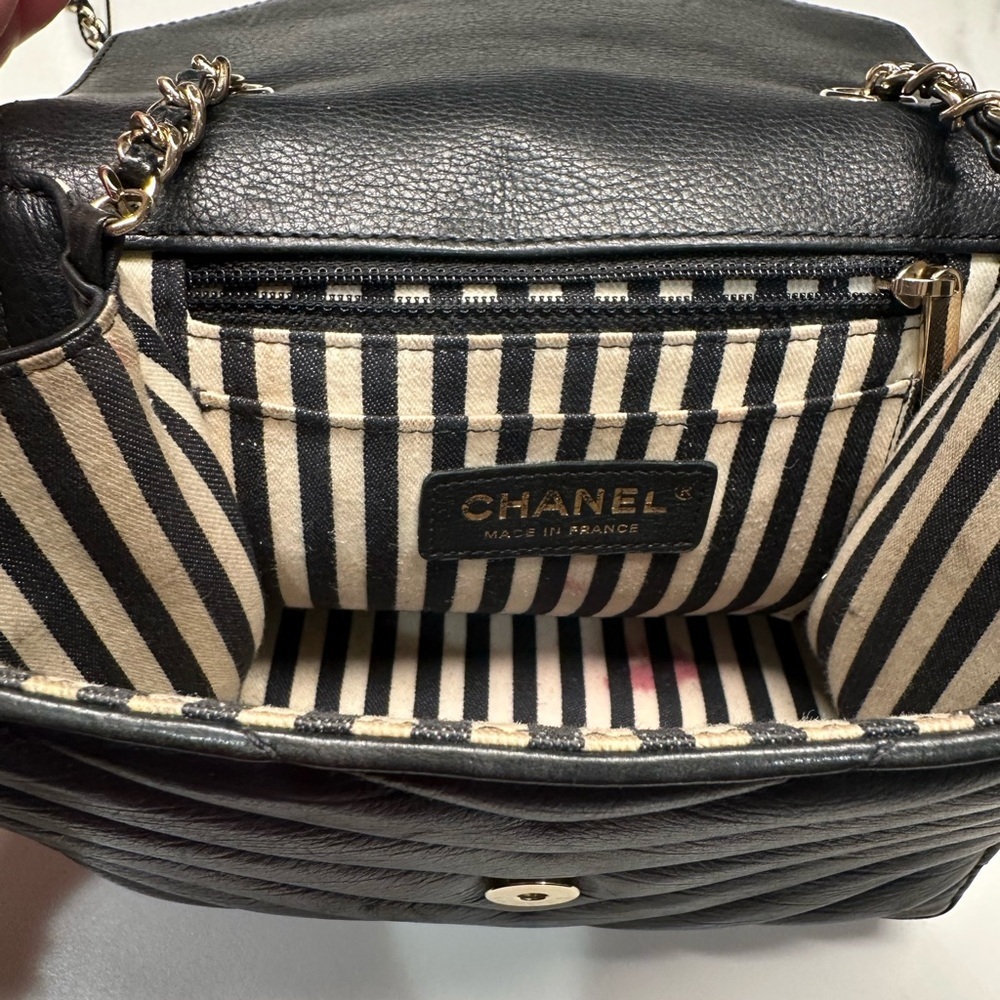 CHANEL Quilted Chevron Calfskin Small Single Flap Black Crossbody Bag + Dust Bag - Picture 8 of 15